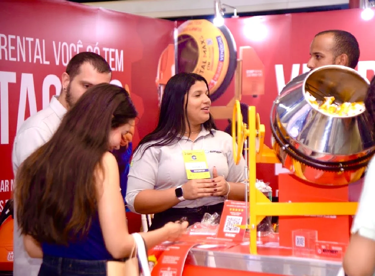 Visitantes conhecem equipamentos em um estande.