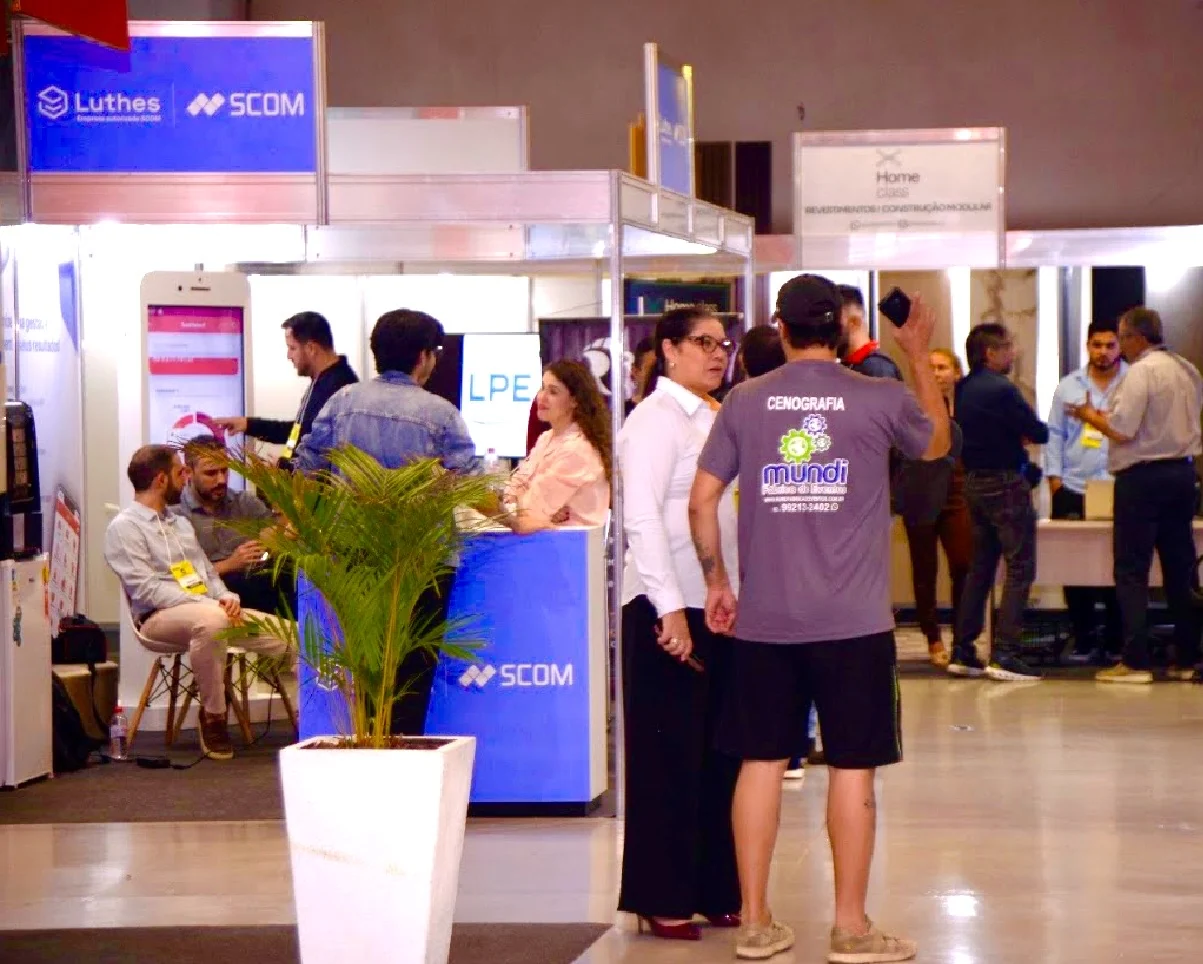 Visitação aos estandes, em registro dos materiais da feira.
