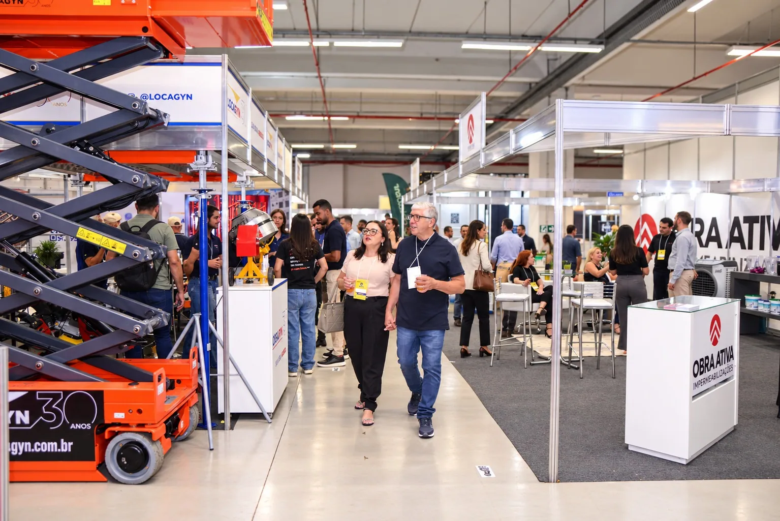 Pavilhão da Construtec com visitantes e equipamentos